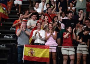 Juan Giner y Rocío Gil aplauden el primer gol de España